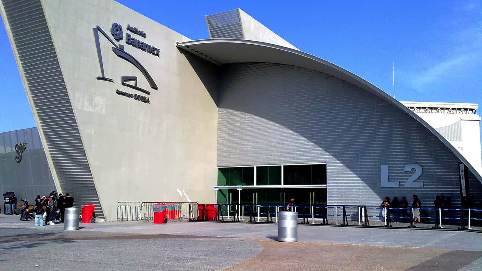 Fachada del Auditorio Banamex en el Parque Fundidora, con su techo curvo plateado y la entrada L2.