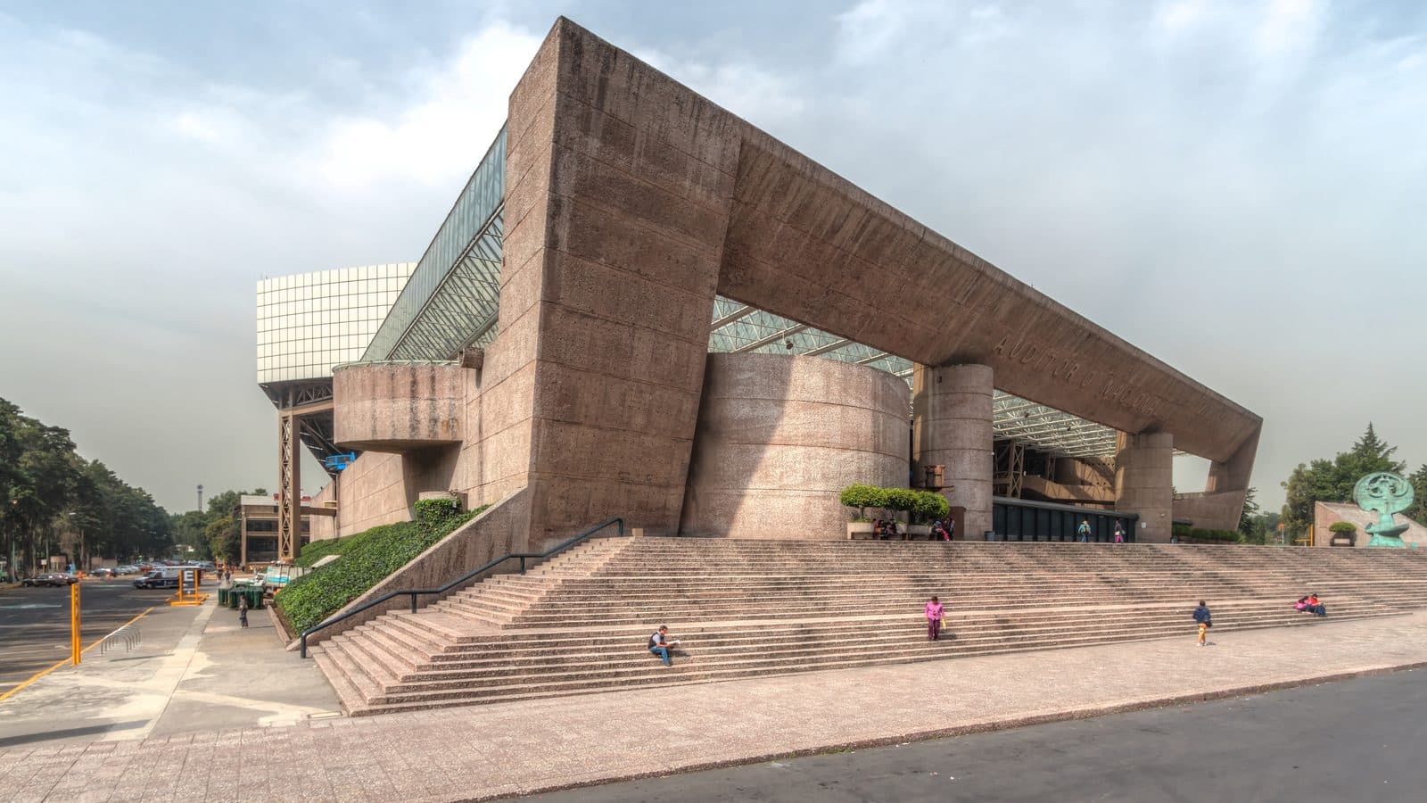 Fachada del Auditorio Nacional: un gran marco inclinado de concreto sobre la escalinata de acceso, en Paseo de la Reforma.